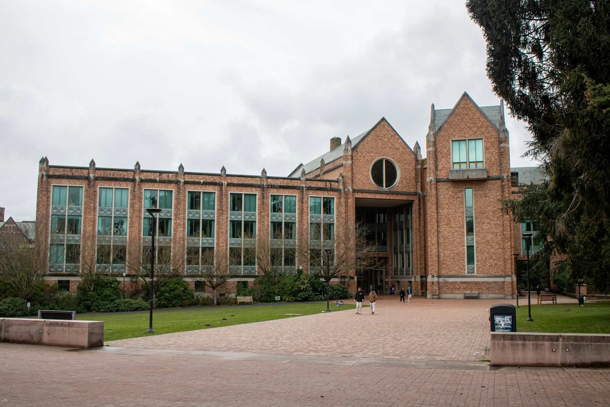大学建筑氛围示意，非本校实拍